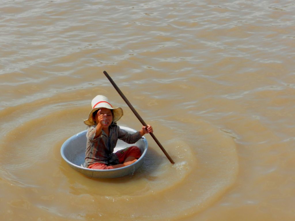 Chłopiec w balii, jezioro Tonle Sap (Kambodża)