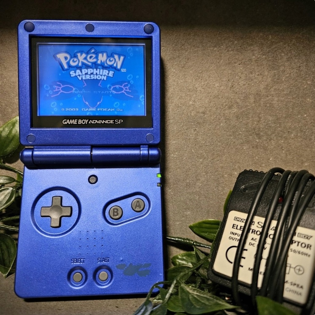 ORYGINAŁ Nintendo Game Boy Advance SP z motywem Pokemon i ładowarką