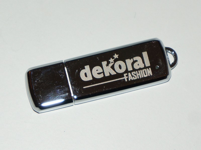 Nowy pendrive 4GB, metalowy, pamięć USB z logo