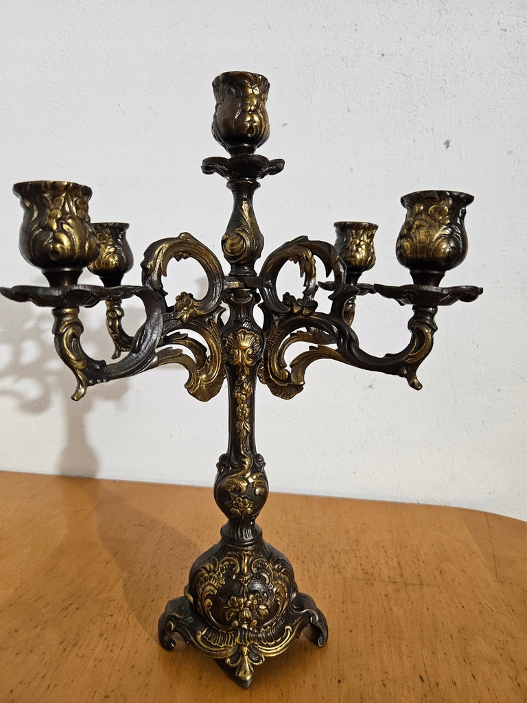 Mosiężny świecznik kandelabr pięknie zdobiony