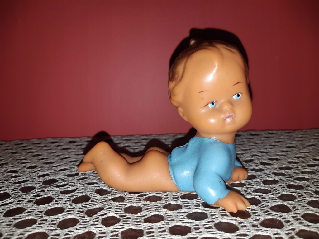 stara lalka zabawka gumowa leżący niemowlak akt