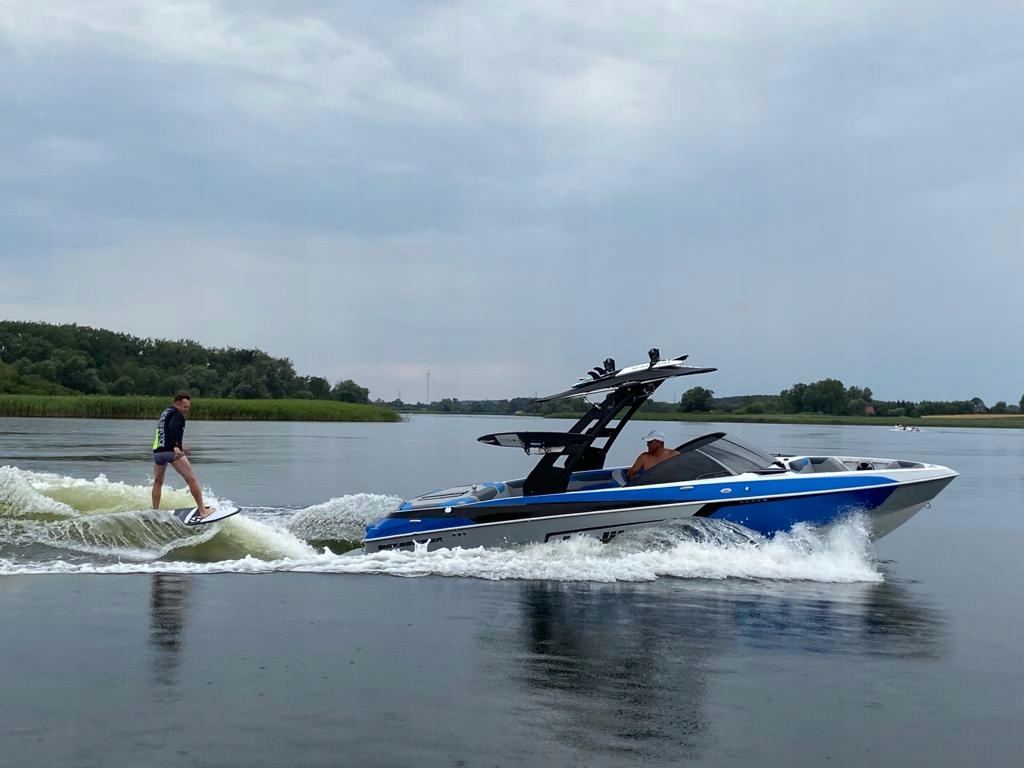 Купить Malibu 23LSV-WakeSurf-как новый-2018-счет: отзывы, фото, характеристики в интерне-магазине Aredi.ru