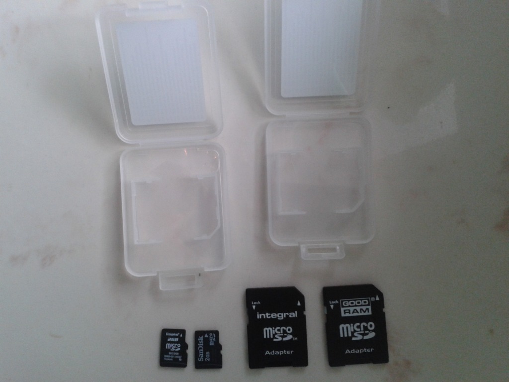 Karty pamięci 2*2GB + adaptery + pudełka