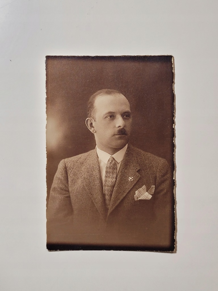Zdjęcie mężczyzna w garniturze - polska odznaka - Lwów