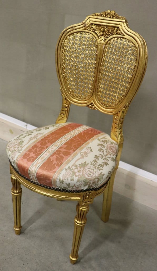 5809 dekoracyjne złote krzesło