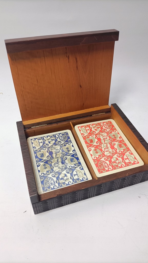 Stara drewniana szkatułka z kartami do gry PRL T11