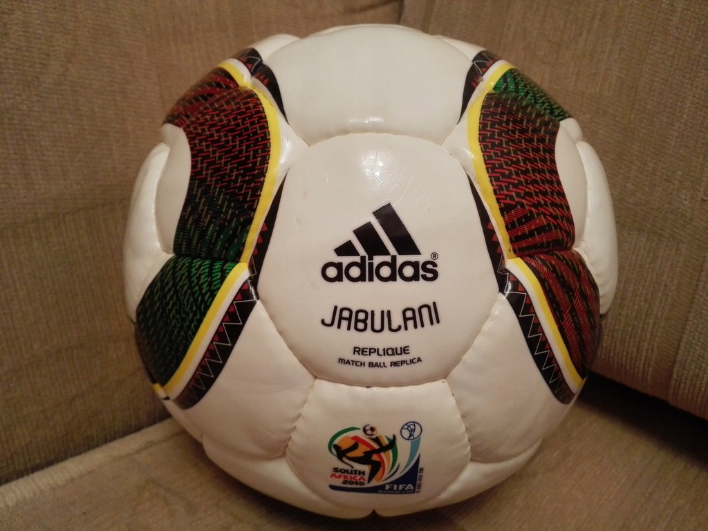 Piłka Adidas FIFA 2010-uszkodzony balon