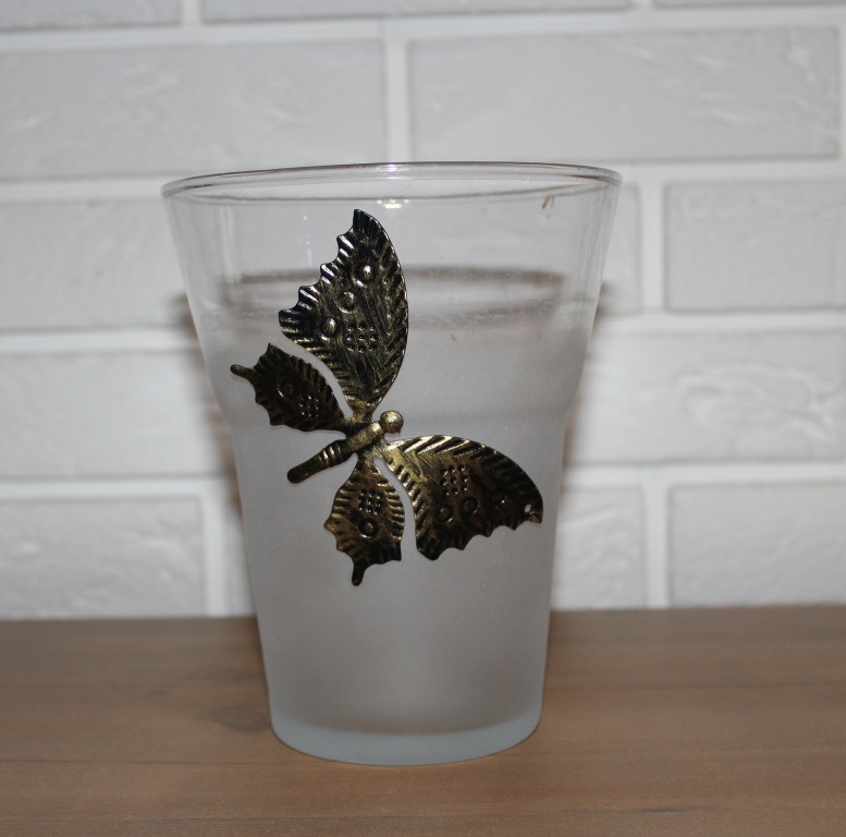 Szklany wazon z motylem