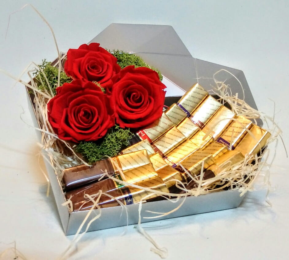 Flower Box czekoladowe serce 3 róże z merci