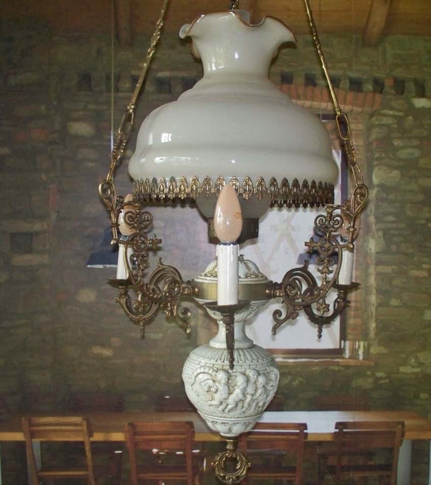 Lampa elektryczna stylizowana na naftową