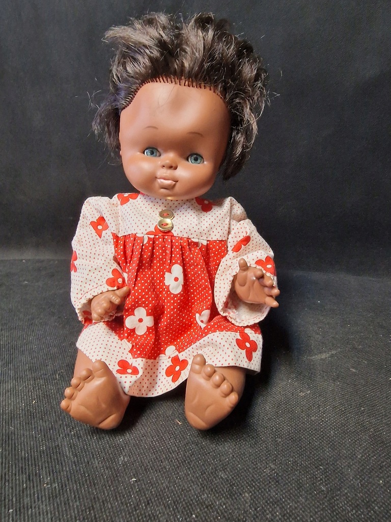 Siedząca lalka w sukience