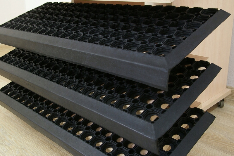 NAKŁADKI NA SCHODY ZEWNĘTRZNE GUMA AŻUROWE 80cm - 7310051029