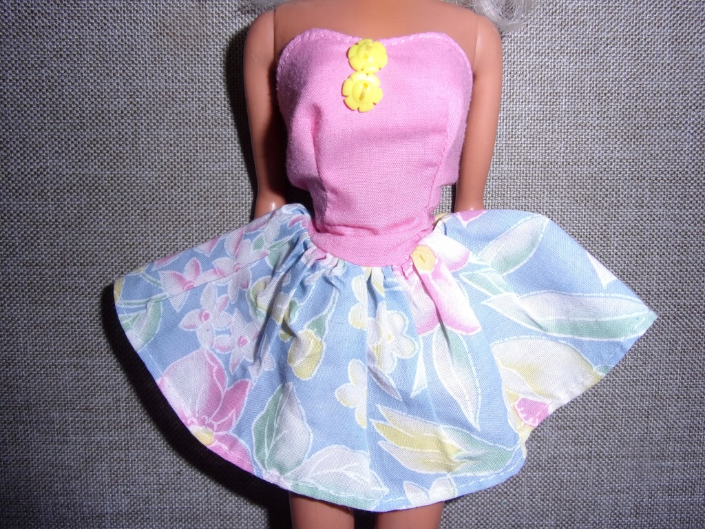 Unikatowa sukienka lalki Barbie