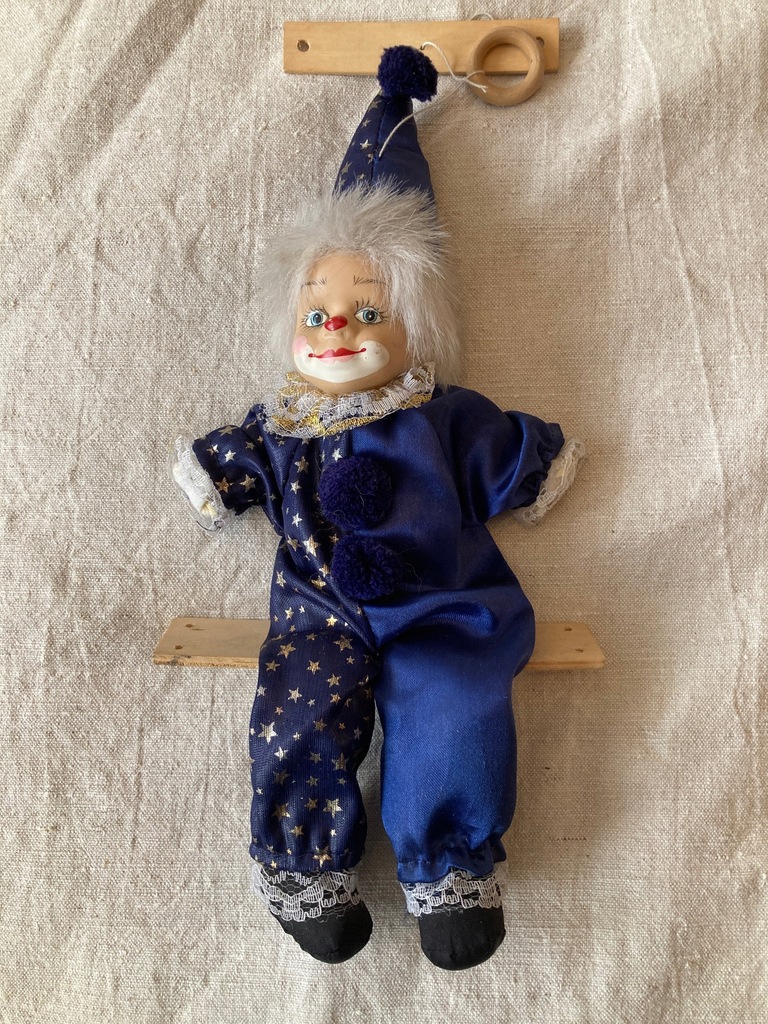 NA HUŚTAWCE - Porcelanowa Clown Doll