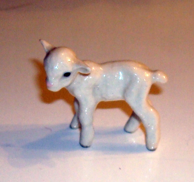Baranek - owieczka z porcelany .