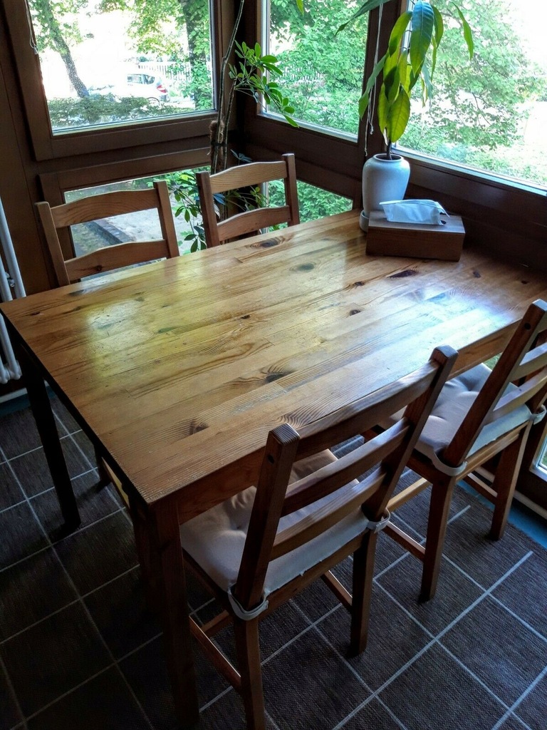 Stół 4 krzesła i 4 poduszki