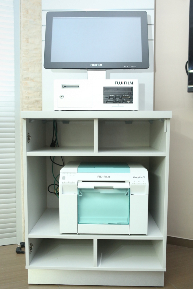 FUJIFILM Frontier-S DX100 + kiosk A8