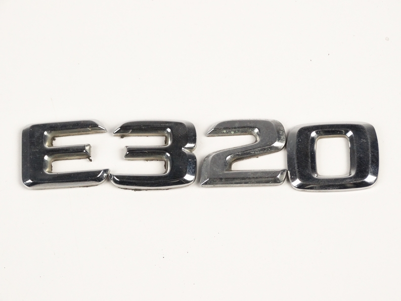 Mercedes W124 W210 W211 EMBLEMAT KLAPY NAPIS E320