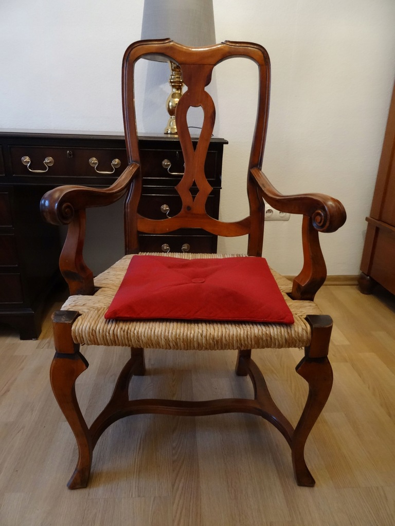 Stare krzesło z siedziskiem.
