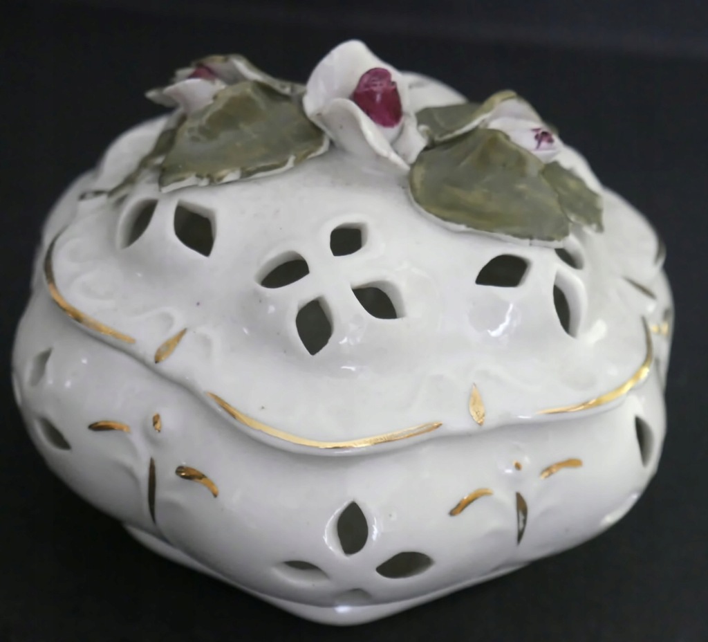 mała,porcelitowa,ażurowa szkatułka