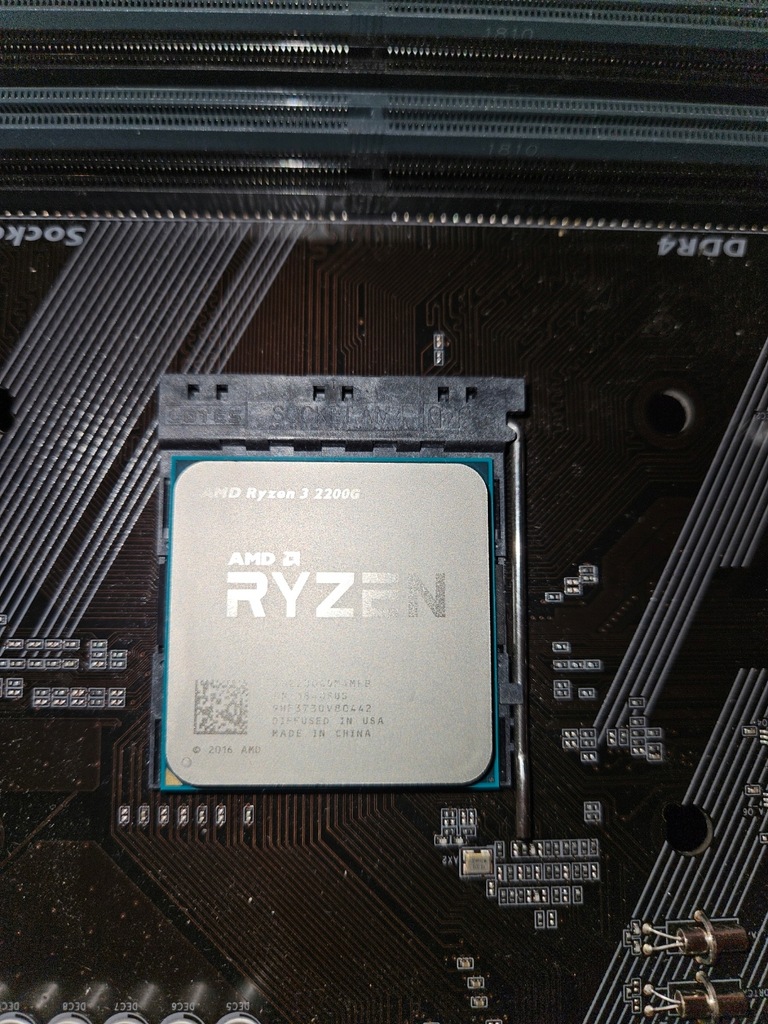Procesor AMD Ryzen 3 2200G 4 x 3,5 GHz gen. 2 + chłodzenie box
