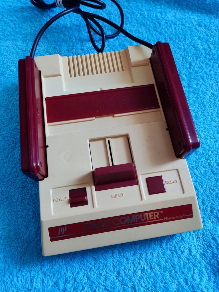 Konsola Famicom z modem AV