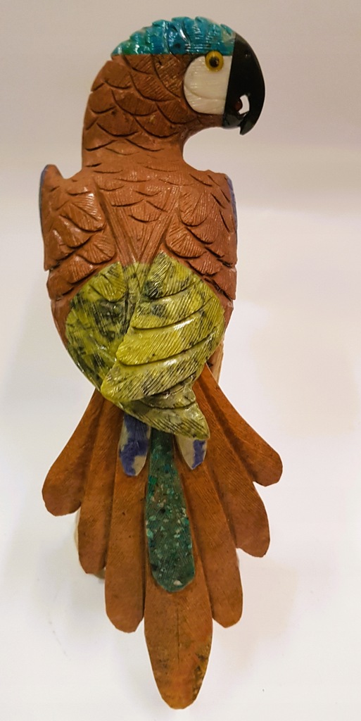 rzeźba z minerałów figura papuga