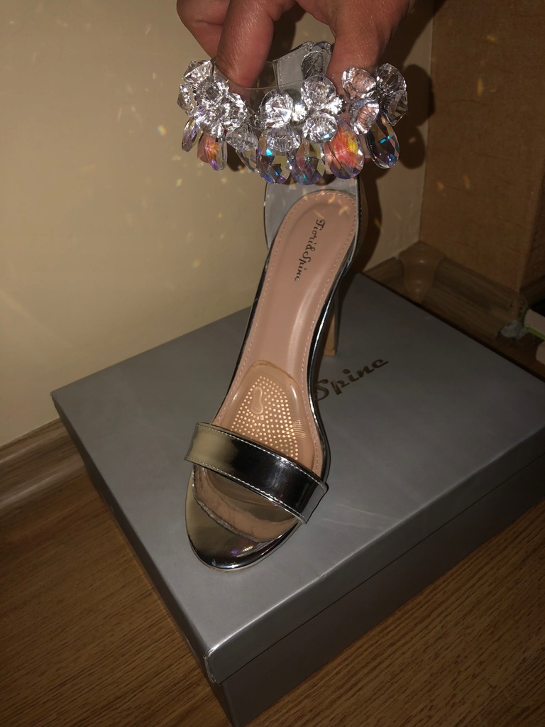Eleganckie srebrne sandały na szpilce