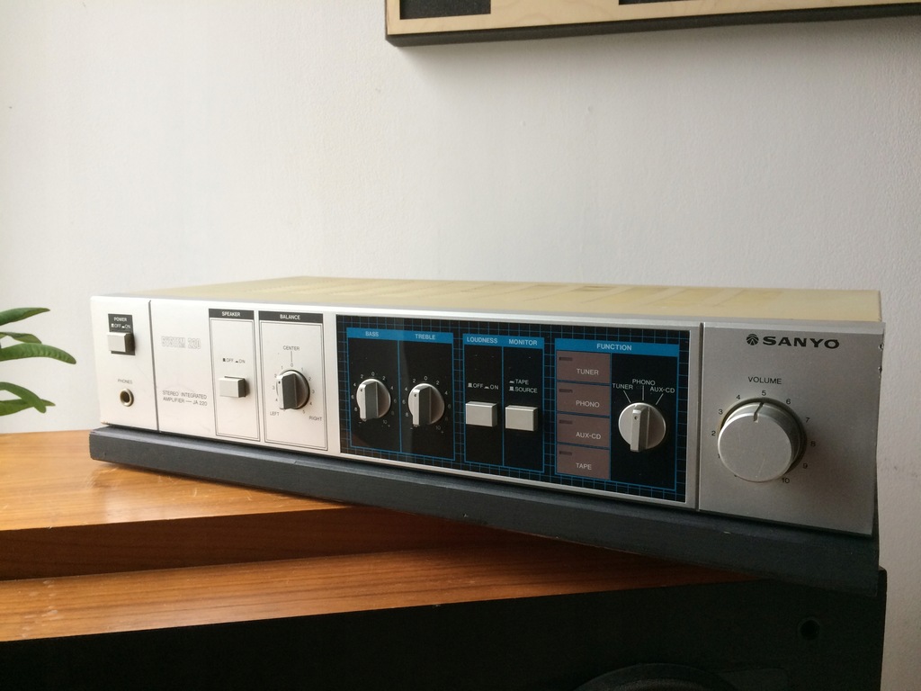 WZMACNIACZ STEREO SANYO model JA 220