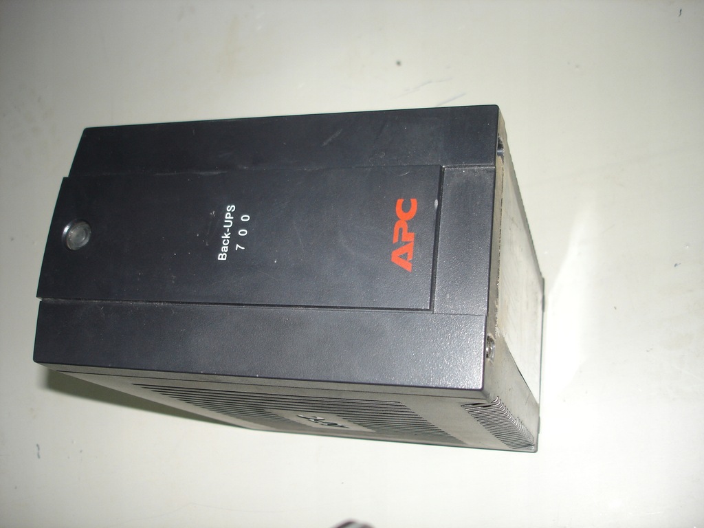 APC BACK-UPS 700 USB Z KABLAMI I AKUMULATOREM