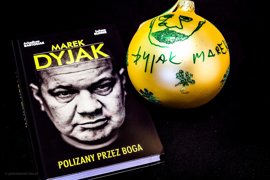 świąteczna bombka i książka od Marka Dyjaka
