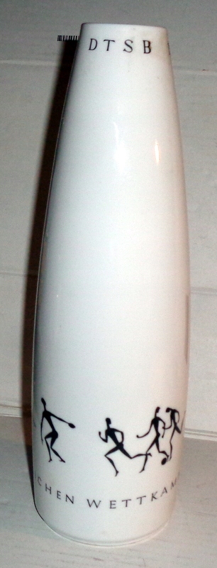 DTSB - porcelanowy wazon z motywami sportowymi.
