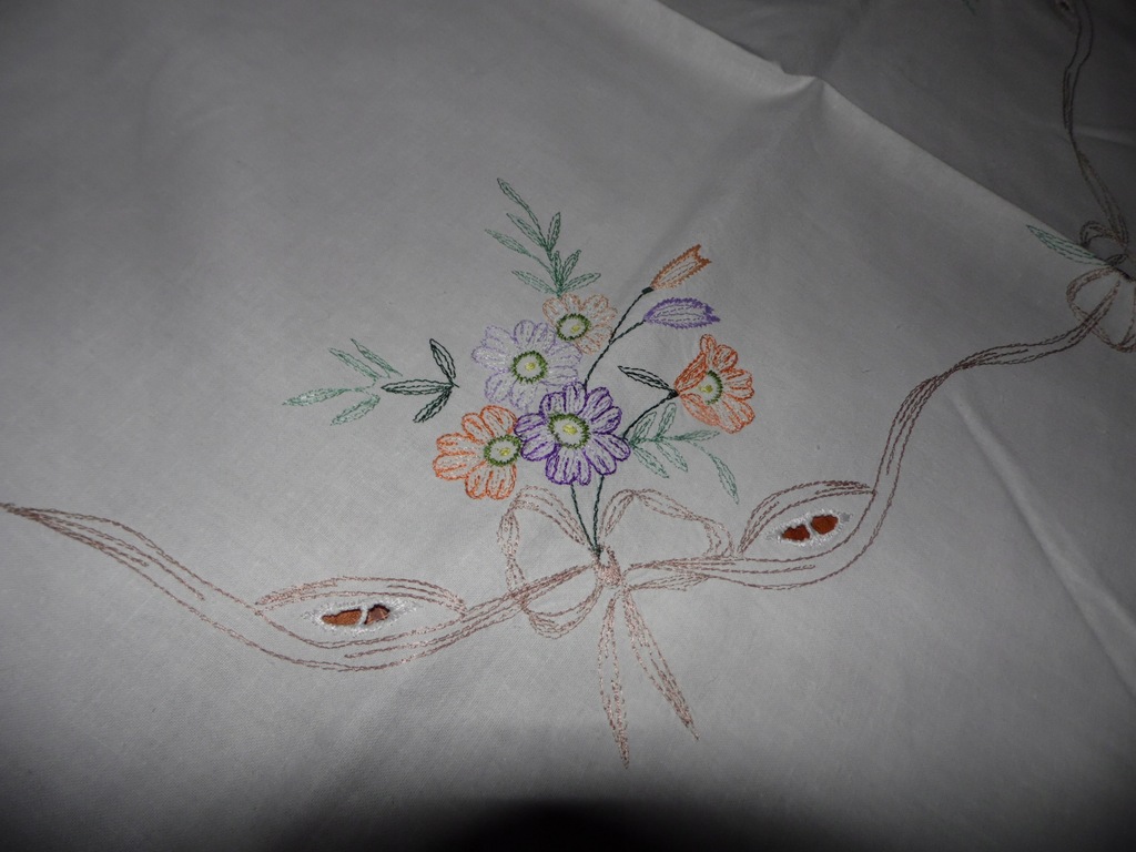 Bawełniany obrus haft maszynowy, kwiaty - 77 cm x 78 cm