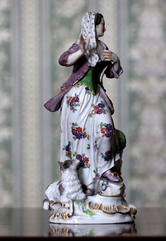 Porcelanowa figurka Miśnia XIX w.Johann Joachim Kändler Pasterka z owieczką