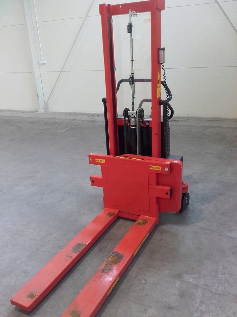 Wózek paletowy ( Stacker ) unoszący z obrotnicą