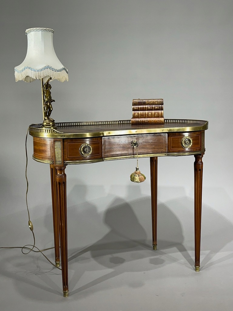 Autentyczne biurko formy nerka w stylu Ludwik XVI