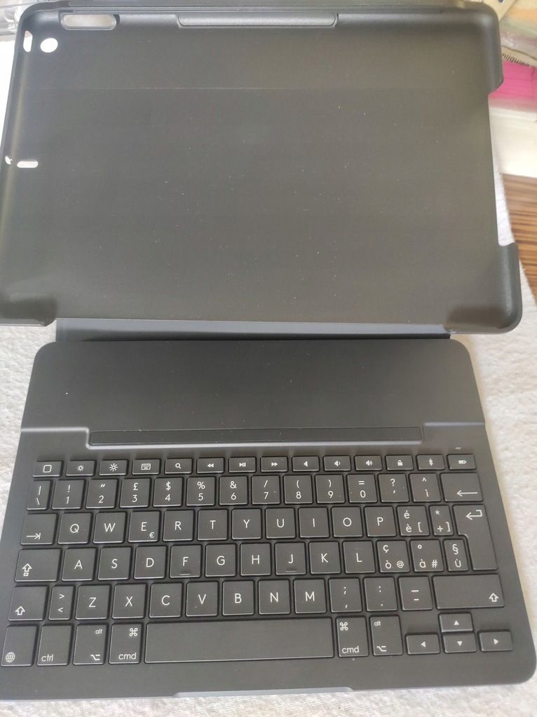 Купить Клавиатура Logitech Slim Folio QWERTY, итальянская раскладка: отзывы, фото, характеристики в интерне-магазине Aredi.ru