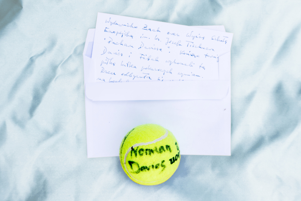 N. Davies i W. Fibak, piłka tenisowa z autografami