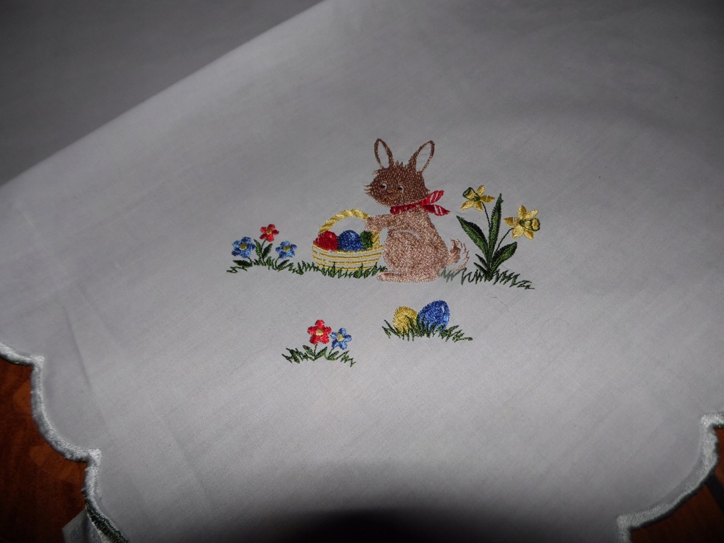 Obrus z haftem , króliczek na wielkanoc - 79 cm x 79 cm