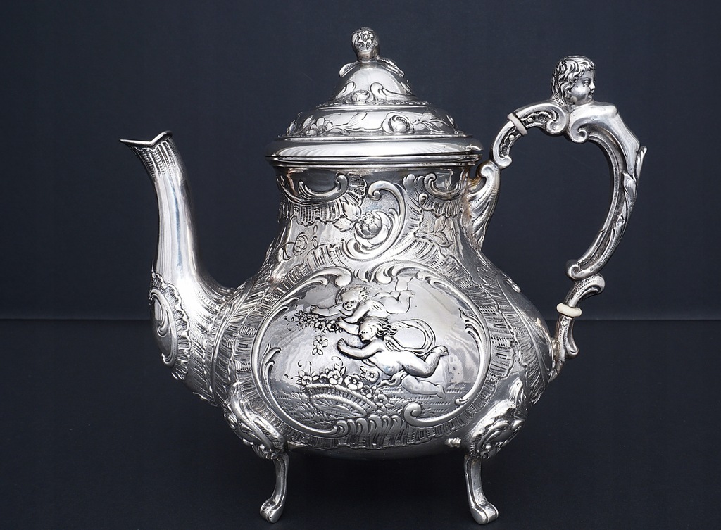 Niemcy XIX w. REPUSOWANY i CYZELOWANY dzban do herbaty Z AMORKAMI 760 gr.