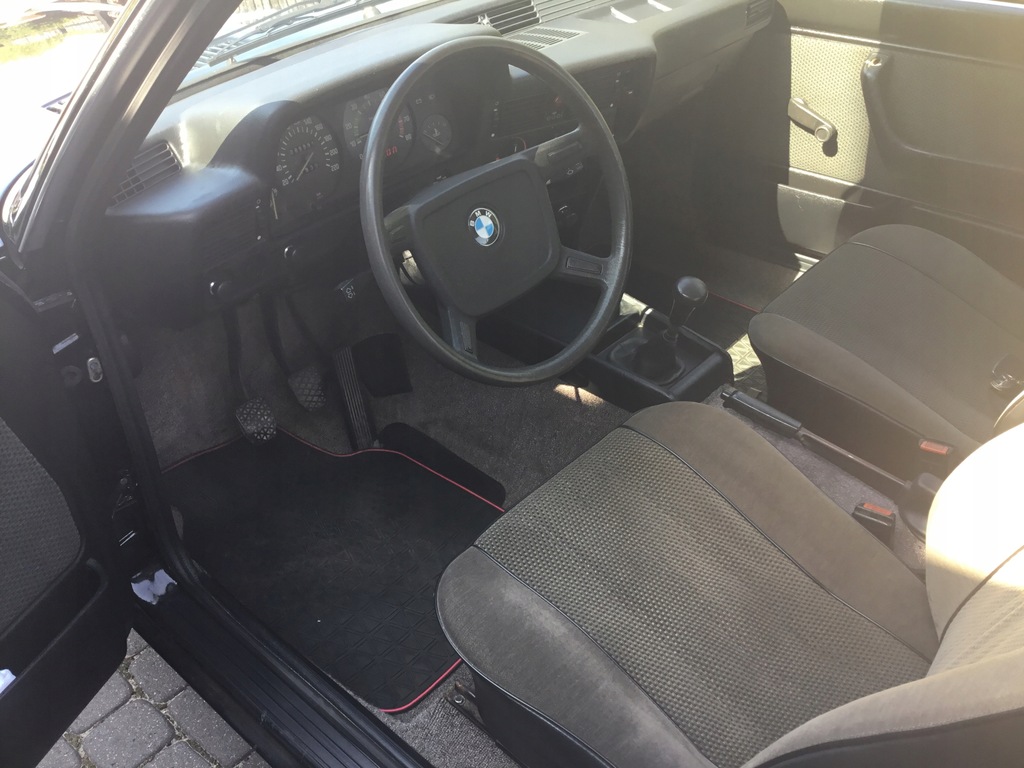 BMW 3 (E21) 323 i 143 KM