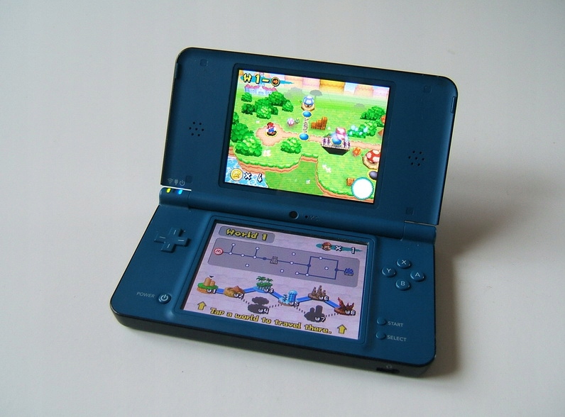 Konsola Nintendo DSi XL + R4 akcesoria gry