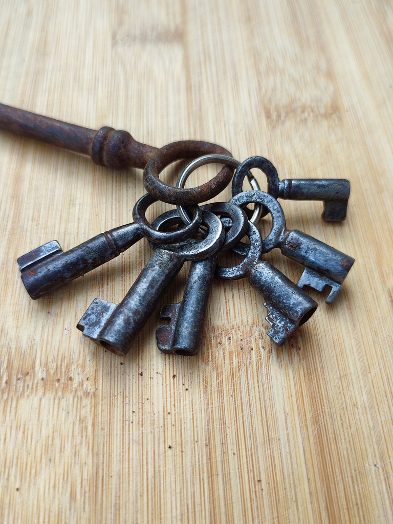 Stare klucze. 7 sztuk, różne.