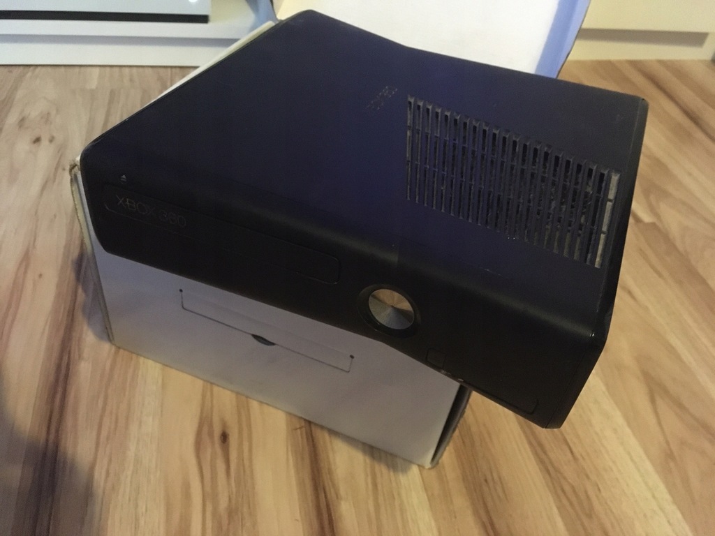 XBOX 360 4 GB USZKODZONE