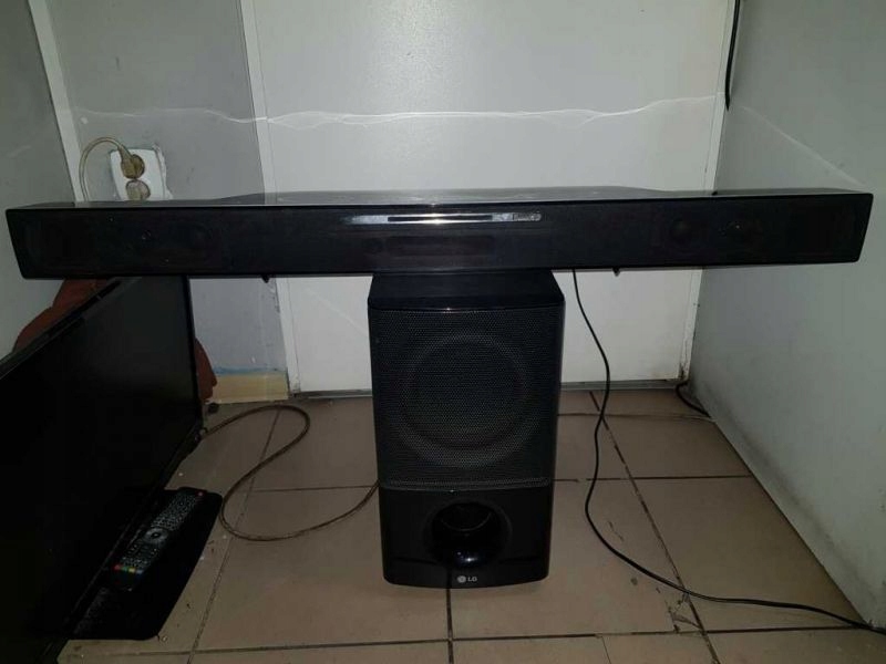 KINO DOMOWE SOUNDBAR + SOOBOFER LG HLB54S-DP