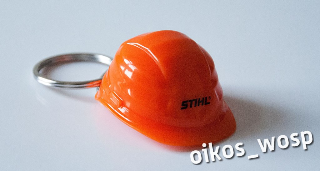 Breloczek STIHL kask od miesięcznika "Drwal"