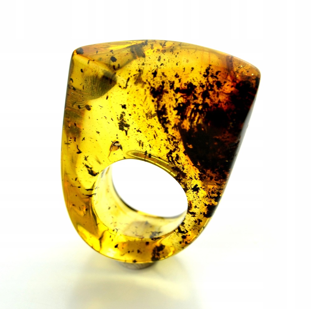 PIERŚCIONEK Z JEDNEGO KAWAŁKA BURSZTYNU