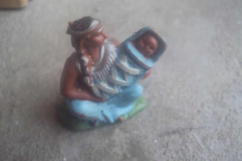 Indianka z dzieckiem malutka figurka