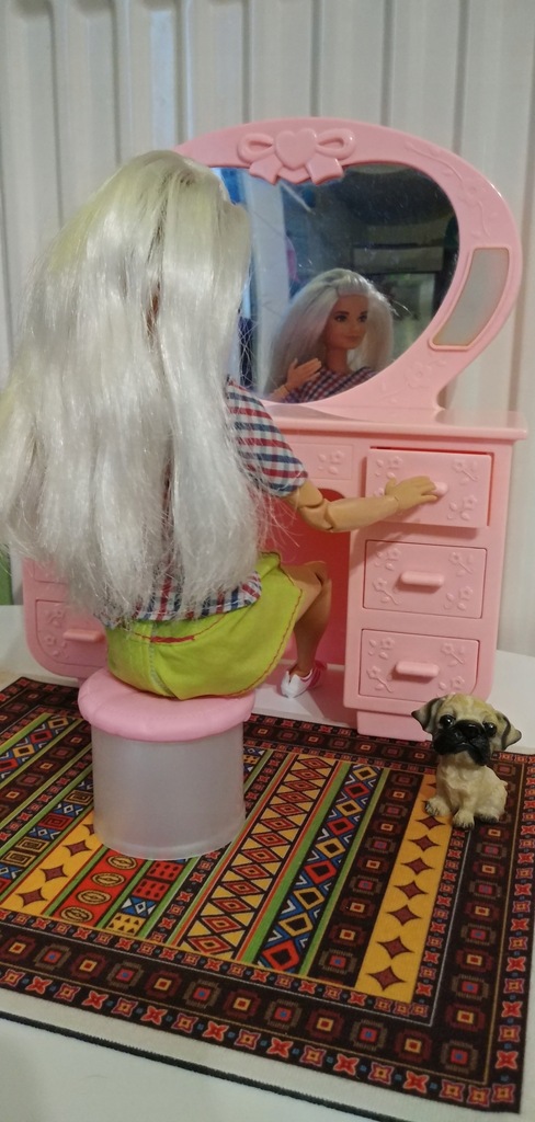 Toaletka z podświetlanym lustrem do domku Barbie