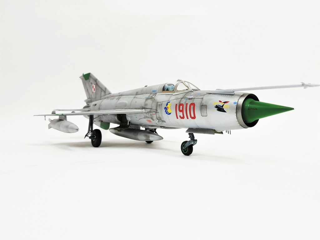 MiG-21MF gotowy model skala 1:32